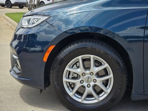 Used 2023 Chrysler Pacifica Touring-L FWD image 14