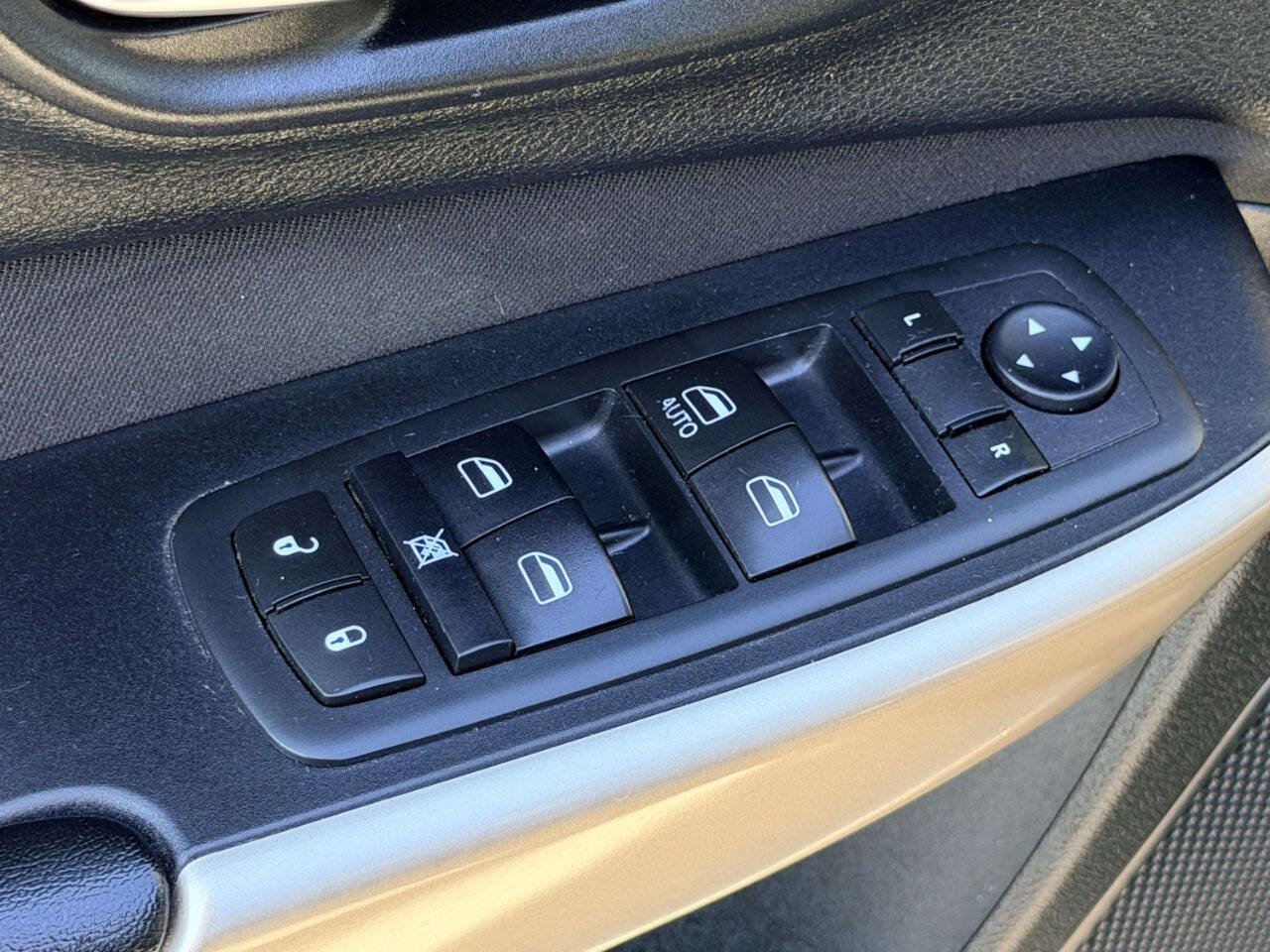 Used 2017 Jeep Cherokee Sport w/ Cold Weather Group FWD image 15