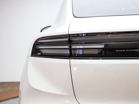 Used 2025 Porsche Macan Electric image 8