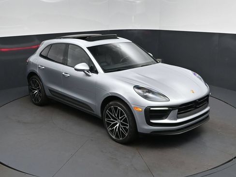 Used 2023 Porsche Macan AWD/4WD image 36