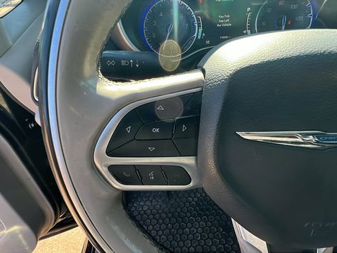 Used 2017 Chrysler Pacifica Limited image 28