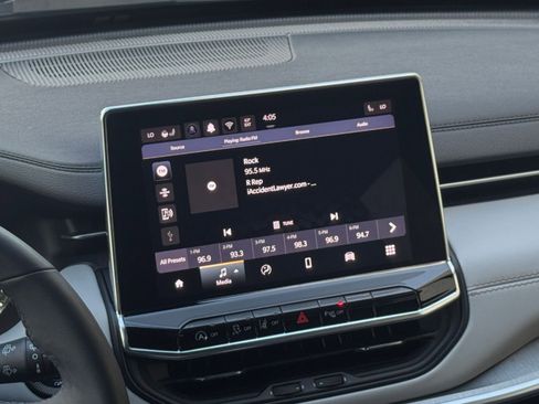 Used 2025 Jeep Compass Limited image 17