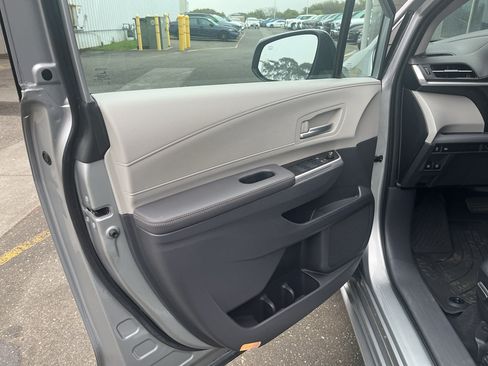 Used 2022 Toyota Sienna XLE AWD/4WD image 2