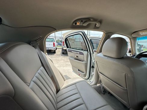 Used 2006 Lincoln Town Car Signature RWD image 35