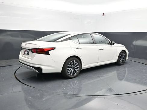 Used 2025 Nissan Altima 2.5 SV FWD image 8