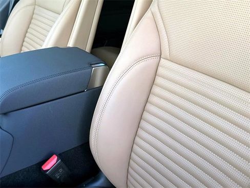 New 2025 Land Rover Discovery Dynamic SE image 18