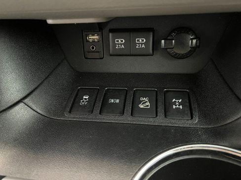 Used 2017 Toyota Highlander LE AWD/4WD image 18