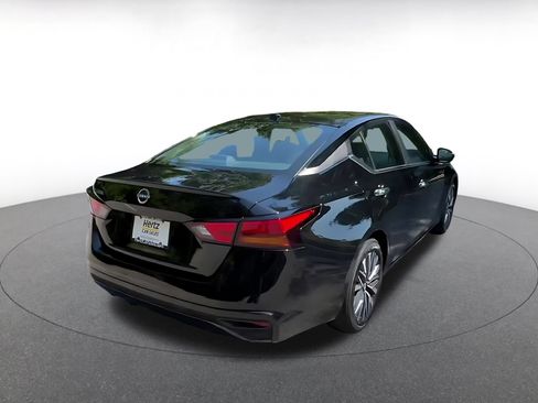 Used 2025 Nissan Altima 2.5 SV FWD image 14