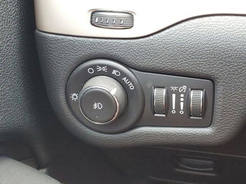 Used 2017 Jeep Cherokee Latitude w/ Cold Weather Group AWD/4WD image 19