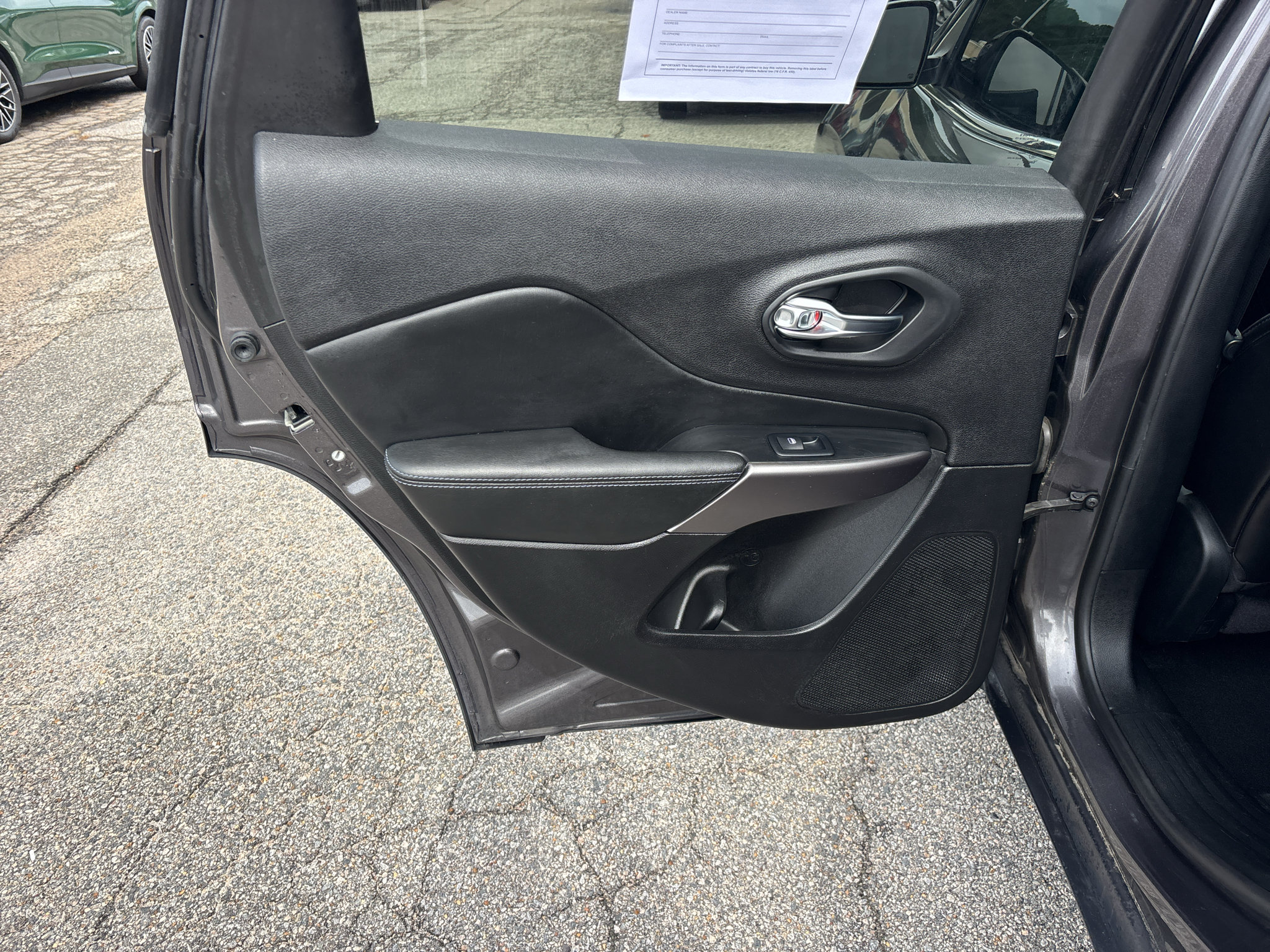 Used 2019 Jeep Cherokee Latitude Plus w/ Comfort/Convenience Group FWD image 10