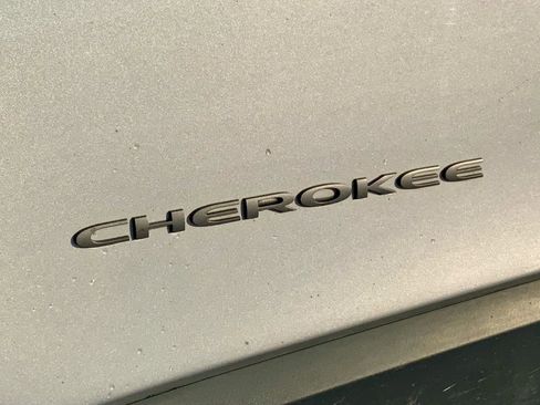 Used 2021 Jeep Cherokee Trailhawk w/ Comfort/Convenience Group image 19