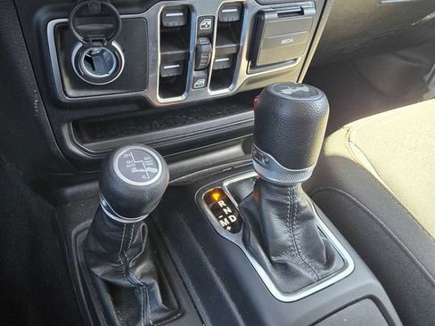 Used 2024 Jeep Wrangler Unlimited Sahara AWD/4WD image 19