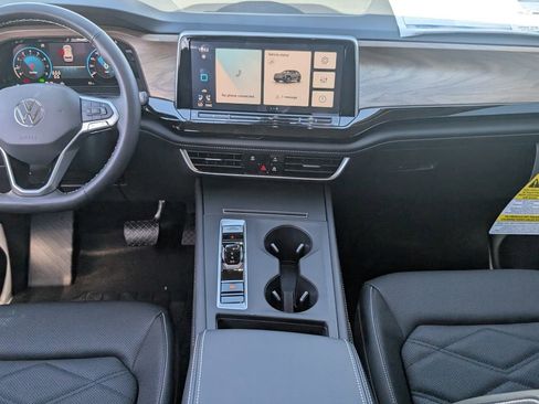 Used 2025 Volkswagen Atlas SE image 23