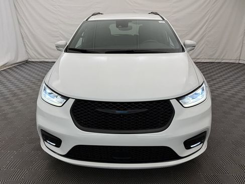Used 2021 Chrysler Pacifica Limited w/ Uconnect Theater Family Group FWD image 3