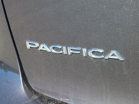 Used 2023 Chrysler Pacifica Touring-L image 13