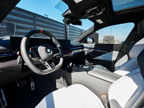 Used 2025 BMW M5 Touring image 2