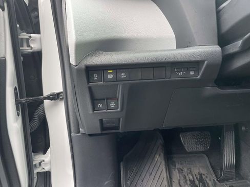 Used 2025 Toyota Sienna XLE image 32