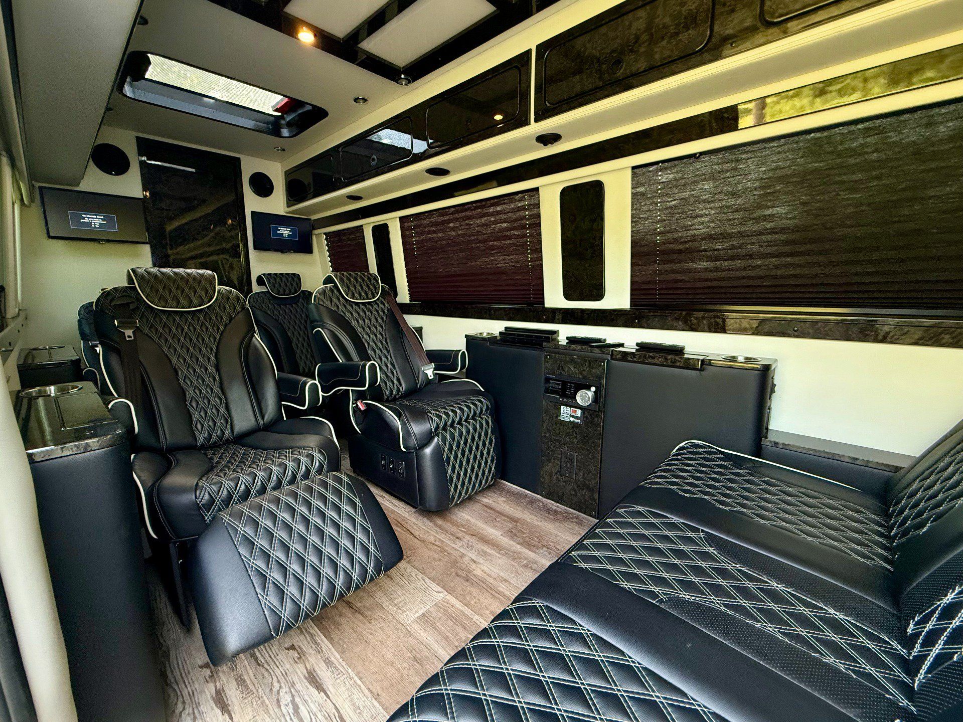 Used 2022 Mercedes-Benz Sprinter 2500 w/ Parking Package image 19