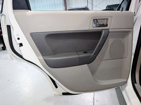 Used 2010 Ford Focus SEL image 16