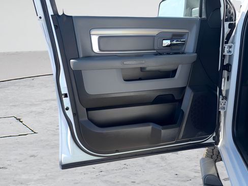 Used 2019 RAM 1500 Classic SLT AWD/4WD image 12