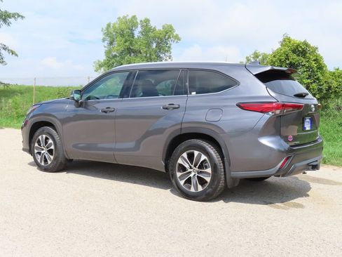Used 2022 Toyota Highlander XLE AWD/4WD image 32