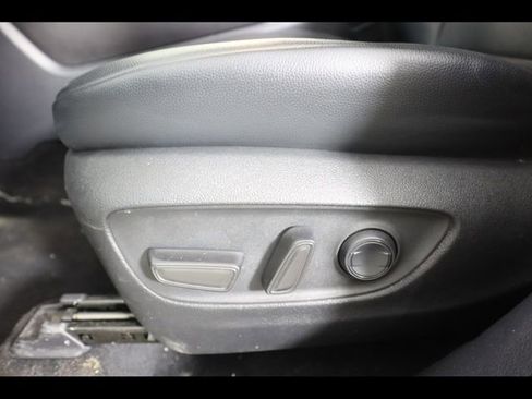 Used 2023 Toyota Highlander XLE AWD/4WD image 18