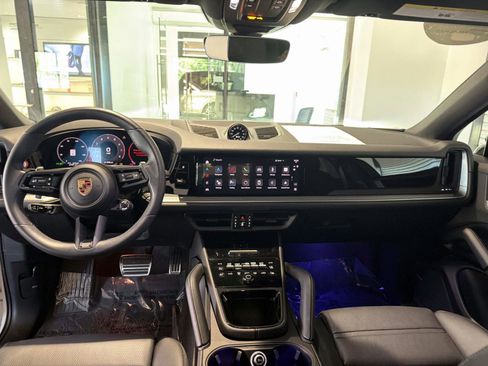 Certified 2025 Porsche Cayenne Coupe AWD/4WD image 18