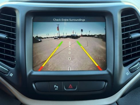 Used 2018 Jeep Cherokee Overland AWD/4WD image 12