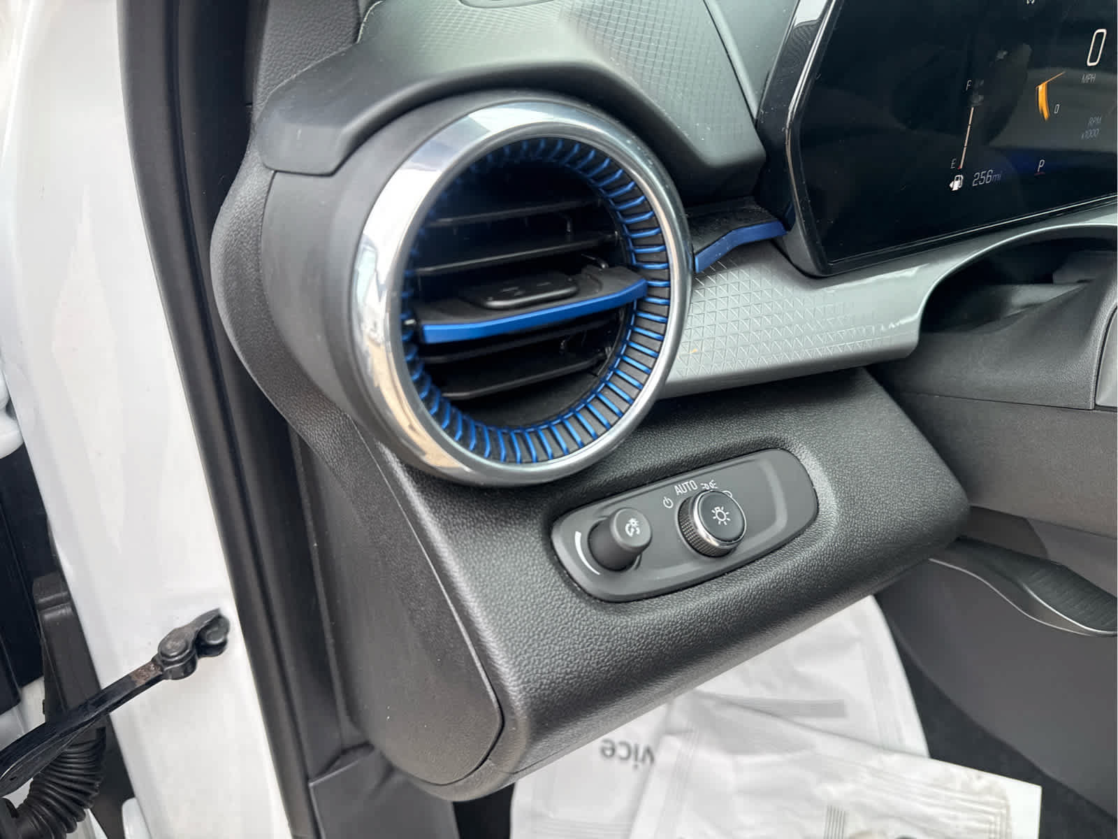Used 2025 Chevrolet Trax LT FWD image 22
