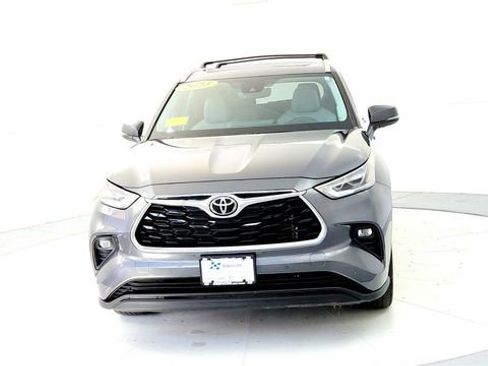 Used 2023 Toyota Highlander Limited image 3