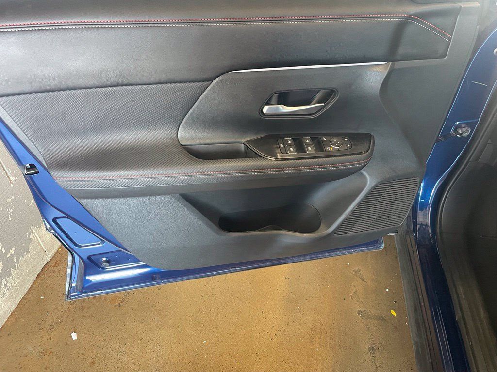 Used 2026 Nissan Kicks SR w/ SR Premium Package FWD image 9