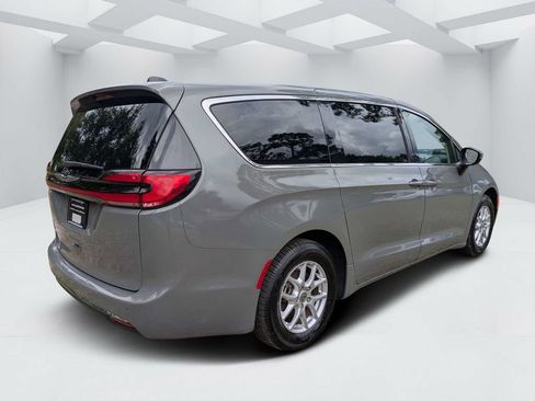 Used 2023 Chrysler Pacifica Touring-L FWD image 3