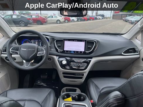 Used 2024 Chrysler Pacifica Touring-L image 18