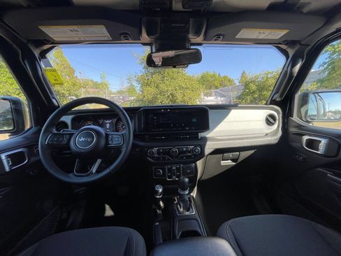 Used 2025 Jeep Wrangler Unlimited Sport AWD/4WD image 32
