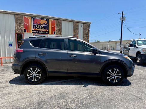 Used 2017 Toyota RAV4 LE FWD image 2