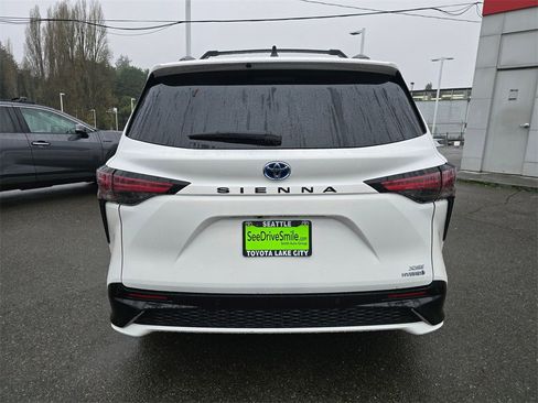 Used 2021 Toyota Sienna XSE w/ XSE Plus Package image 6