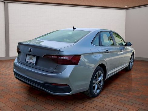Used 2024 Volkswagen Jetta SE FWD image 5