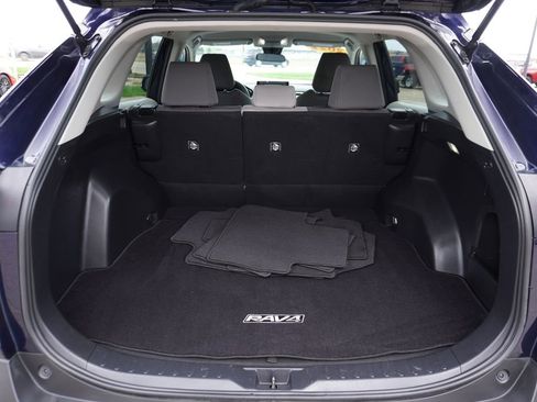 Used 2022 Toyota RAV4 XLE AWD/4WD image 25