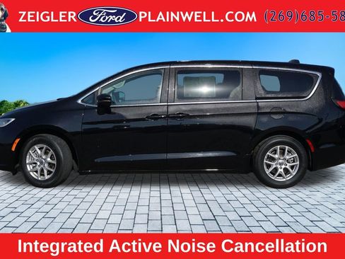 Used 2024 Chrysler Pacifica Touring-L FWD image 2