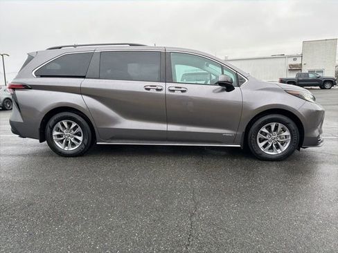 Used 2021 Toyota Sienna LE image 10