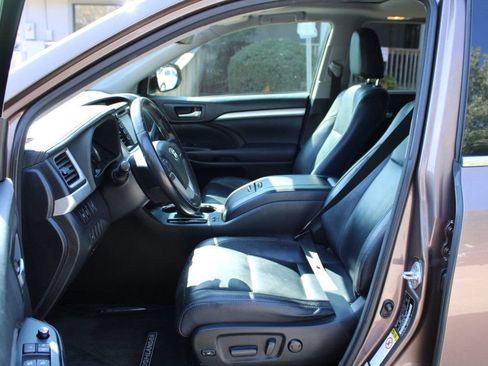 Used 2017 Toyota Highlander XLE FWD image 14