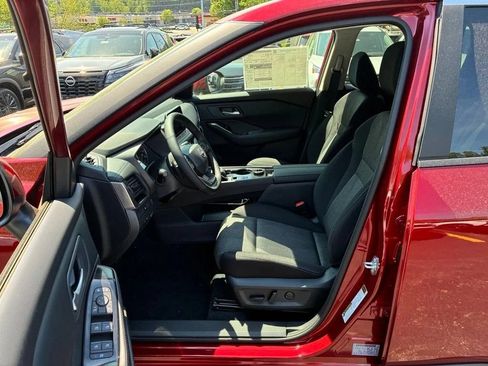 Used 2025 Nissan Rogue SV AWD/4WD image 18