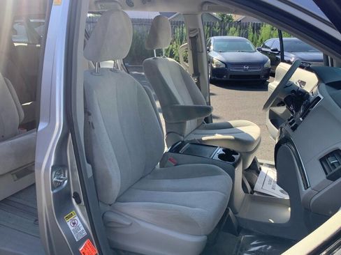 Used 2012 Toyota Sienna LE w/ Towing Pkg FWD image 17