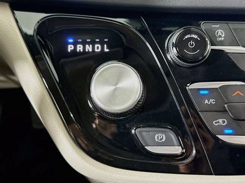Used 2024 Chrysler Pacifica Touring-L FWD image 19