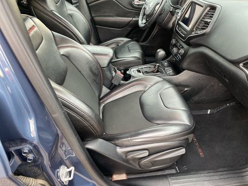 Used 2019 Jeep Cherokee Trailhawk w/ Cold Weather Group image 33