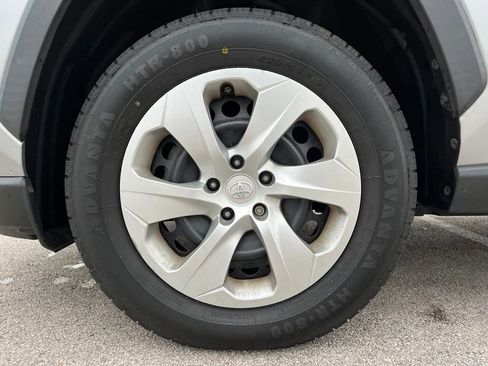 Used 2020 Toyota RAV4 LE AWD/4WD image 11