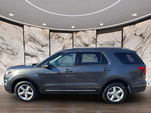 Used 2017 Ford Explorer XLT image 8