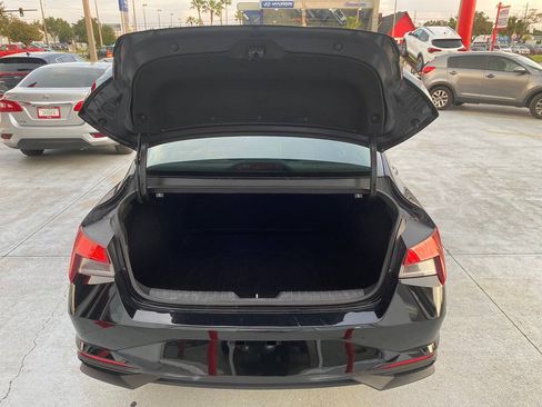 Used 2021 Hyundai Elantra SE FWD image 7