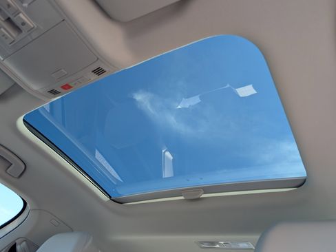 Used 2025 Volkswagen Jetta SE w/ Sunroof Package FWD image 15