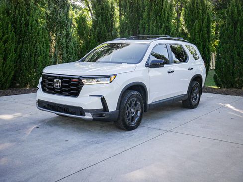Certified 2025 Honda Pilot TrailSport image 5